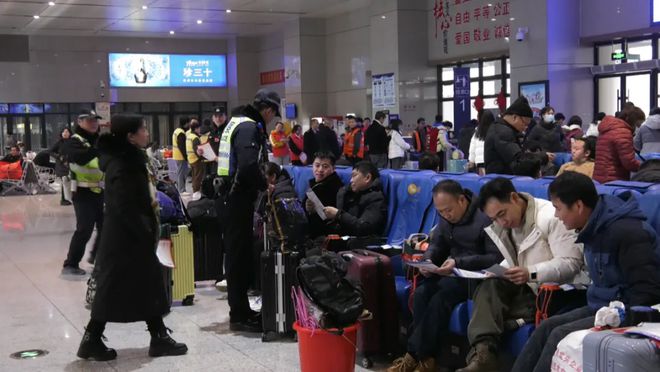 安顺西站发送旅客18000余人pg电子娱乐平台围观！春运首日(图6)